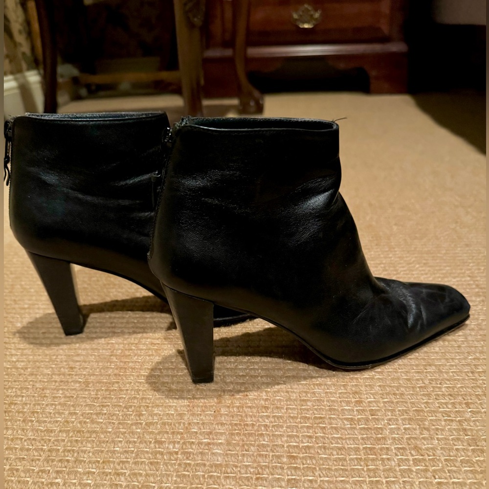 Stuart Weitzman Women’s Black Leather Ankle Zip Booties. Size 5.5.